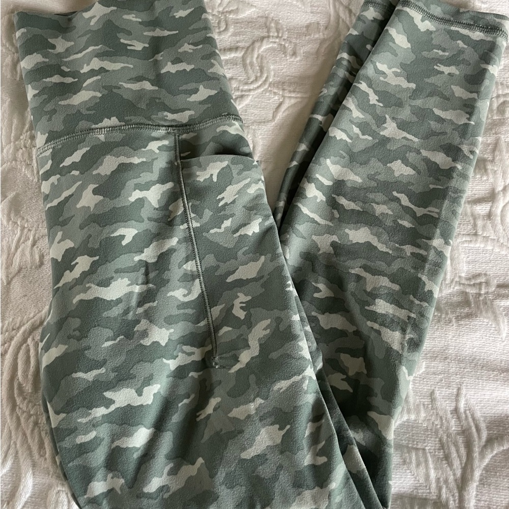 Athleta Camo Salutation Stash Pocket Crop 7/8 Tight Leggings Green CamoWomen XS